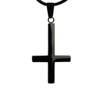Pendentif croix inversée noire