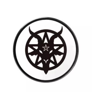 Ajoutez un décor diabolique à votre crypte. Ce dessous de verre Baphomet montrera subtilement votre côté obscur...